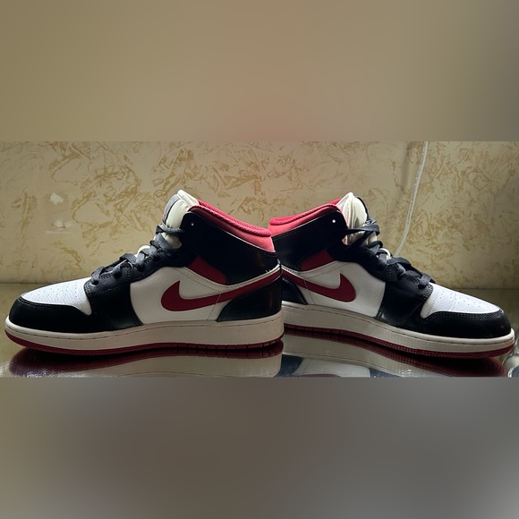 Jordan 1 mid red @ black size 7 kids - Picture 4 of 4